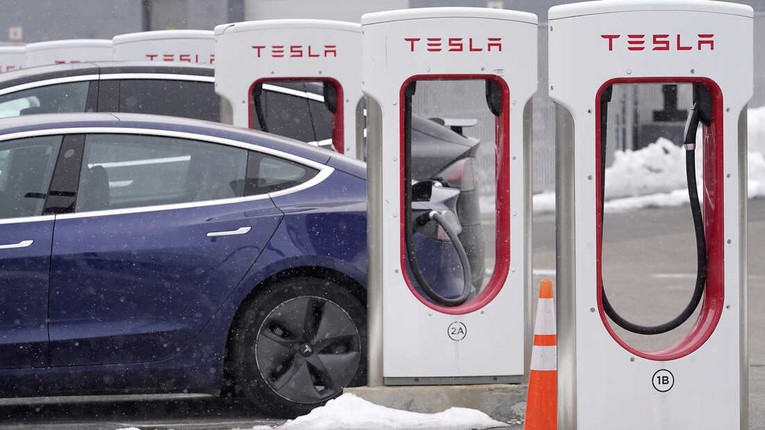 D&ugrave; b&aacute;n một lượng lớn cổ phiếu trong năm 2021, tỷ ph&uacute; Elon Musk vẫn l&agrave; người nắm giữ lượng cổ phần lớn nhất trong h&atilde;ng xe điện Tesla. Ảnh: AP