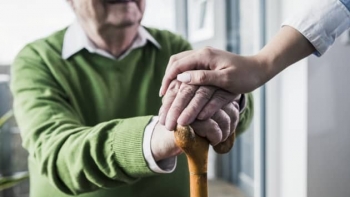 Người cao tuổi Mỹ đối mặt chi phí chăm sóc dài hạn tăng cao