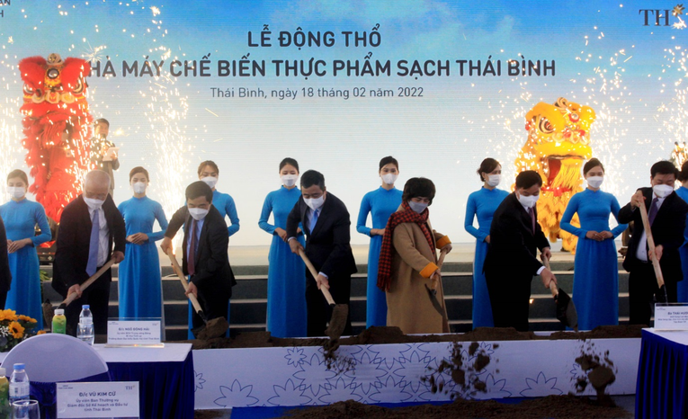 C&aacute;c l&atilde;nh đạo, đại biểu thực hiện nghi lễ động thổ Nh&agrave; m&aacute;y Chế biến thực phẩm sạch.