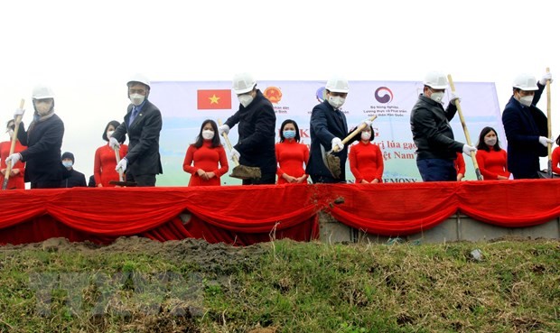 C&aacute;c đại biểu thực hiện nghi thức khởi c&ocirc;ng dự &aacute;n. Ảnh: TTXVN