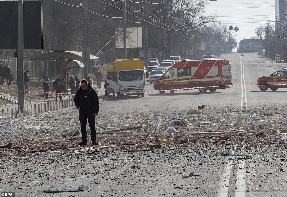 Những mảnh vỡ do bom đạn g&acirc;y ra tr&ecirc;n một tuyến đường ở thủ đ&ocirc; Kiev. Ảnh: EPA