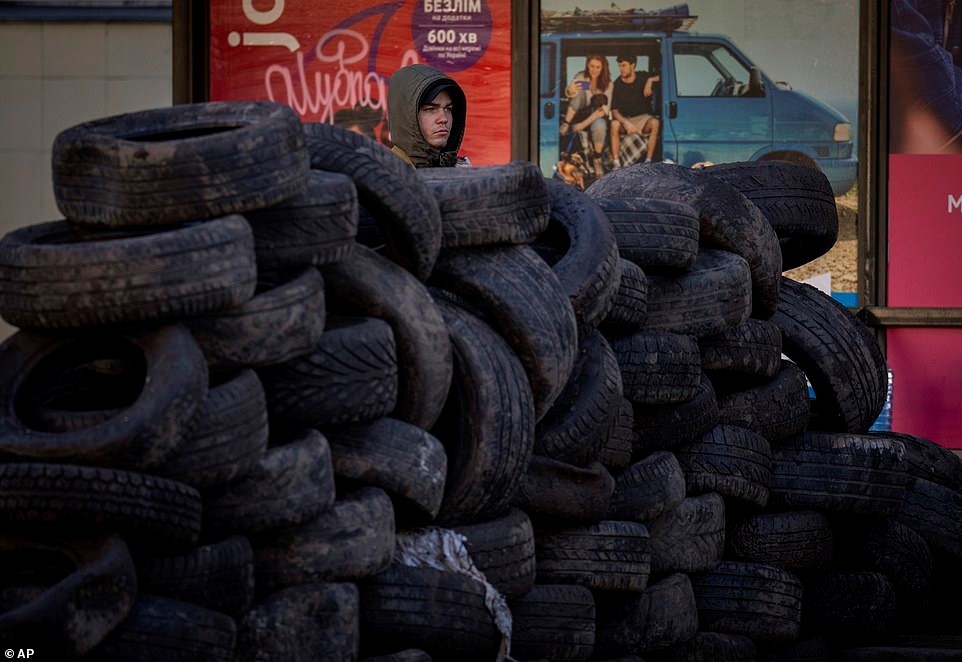 C&aacute;c lốp xe được dựng l&ecirc;n như một h&agrave;ng r&agrave;o trấn thủ giữa thủ đ&ocirc; Kiev để ngăn cản sự tấn c&ocirc;ng từ ph&iacute;a qu&acirc;n đội Nga. Ảnh: AP