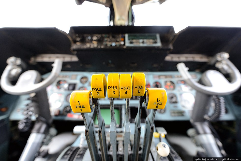 Cần điều khiển. Ảnh: Antonov Airlines