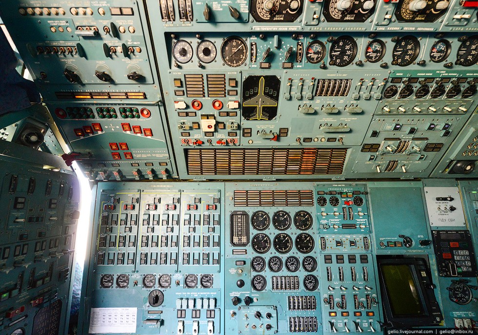 Bảng c&ocirc;ng cụ của kỹ sư trưởng chuyến bay. Ảnh: Antonov Airlines