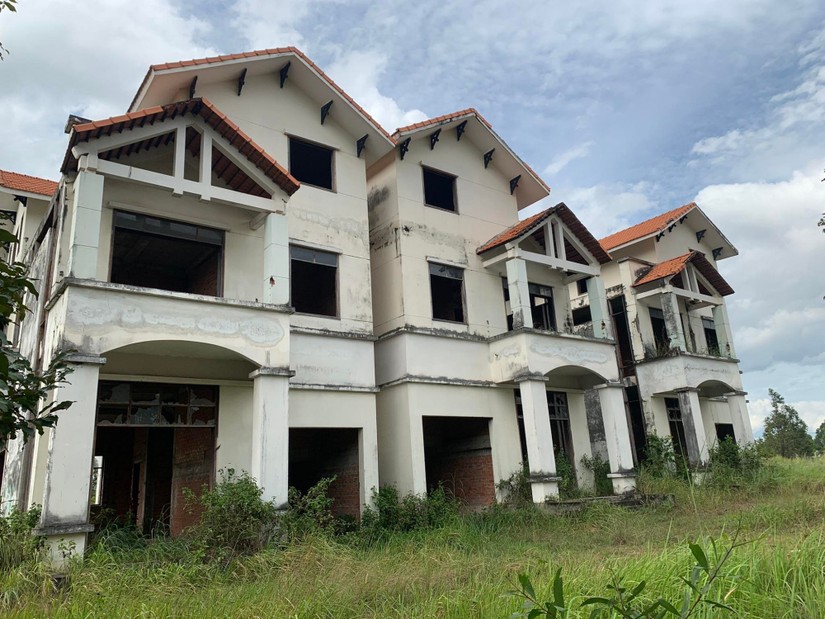 Nh&agrave;, đất bỏ hoang g&acirc;y l&atilde;ng ph&iacute;. Ảnh minh họa