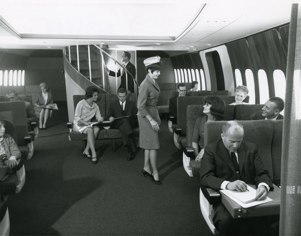 Boeing 747 l&agrave; chiếc m&aacute;y bay th&acirc;n rộng đầu ti&ecirc;n tr&ecirc;n thế giới, th&uacute;c đẩy nhiều h&atilde;ng h&agrave;ng kh&ocirc;ng s&aacute;ng tạo ra c&aacute;c c&aacute;ch thức tận dụng kh&ocirc;ng gian. Ảnh: Boeing