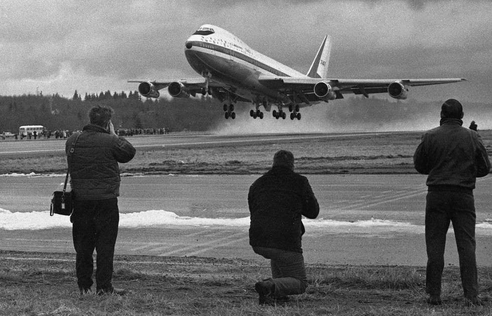 Chuyến bay đầu ti&ecirc;n của Boeing 747 năm 1969. Ảnh: Boeing