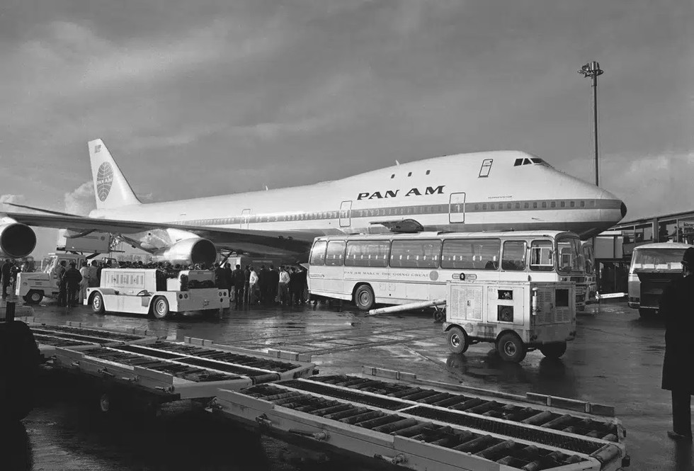 Chiếc Boeing 747 của h&atilde;ng h&agrave;ng kh&ocirc;ng Pan Am tại s&acirc;n bay Heathrow, London ng&agrave;y 22/1/1970. Ảnh: AP