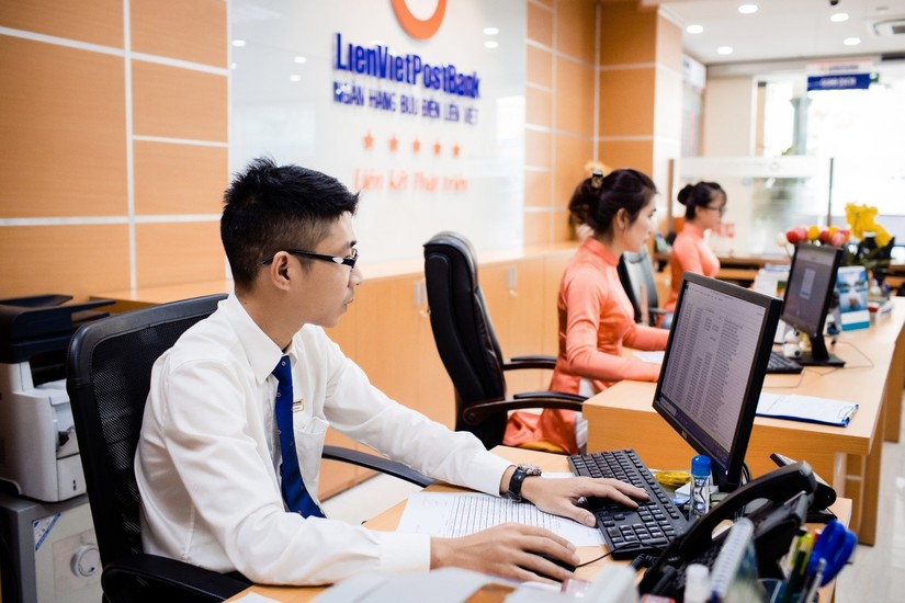 Người nh&agrave; v&agrave; l&atilde;nh đạo của LienVietPostBank li&ecirc;n tiếp b&aacute;n cổ phiếu