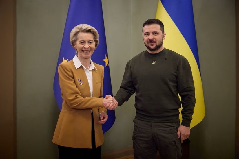 Chủ tịch Ủy ban ch&acirc;u &Acirc;u (EC) Ursula von der Leyen v&agrave; Tổng thống Ukraine Volodymyr Zelensky. Ảnh: Reuters