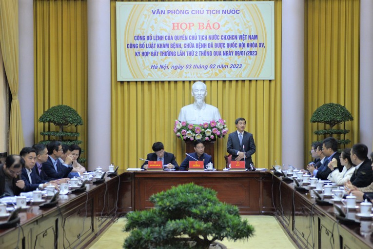 To&agrave;n cảnh buổi họp b&aacute;o của Văn ph&ograve;ng Ch&iacute;nh phủ C&ocirc;ng bố Lệnh của Quyền Chủ tịch nước về Luật Kh&aacute;m, chữa bệnh đ&atilde; được Quốc hội kh&oacute;a XV th&ocirc;ng qua tại Kỳ họp bất thường lần thứ 2.