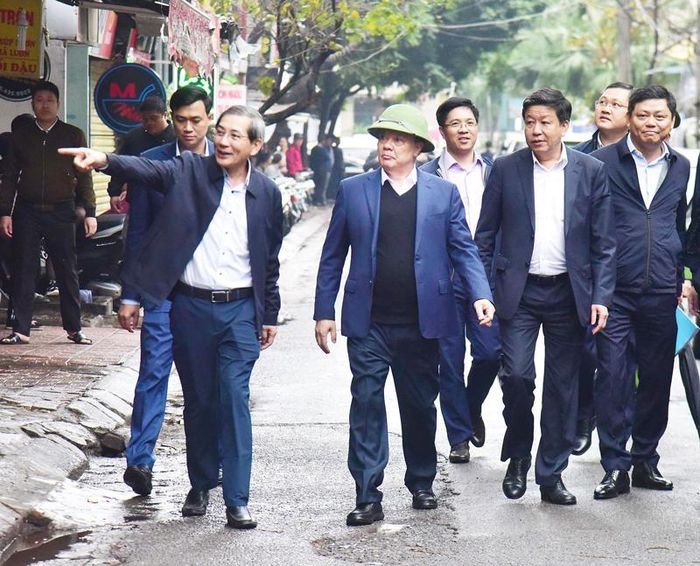 B&iacute; thư Th&agrave;nh ủy H&agrave; Nội Đinh Tiến Dũng kiểm tra c&ocirc;ng t&aacute;c chỉ đạo, triển khai cải tạo, x&acirc;y dựng lại chung cư cũ tr&ecirc;n địa b&agrave;n quận Ba Đ&igrave;nh.