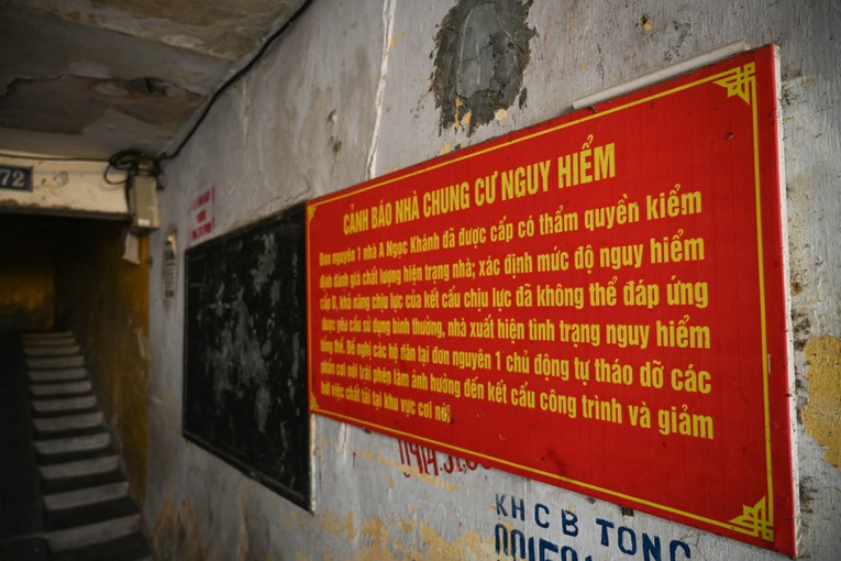 Cảnh b&aacute;o nguy hiểm tại khu chung cư cũ Ngọc Kh&aacute;nh. Ảnh: Qu&aacute;ch Sơn.
