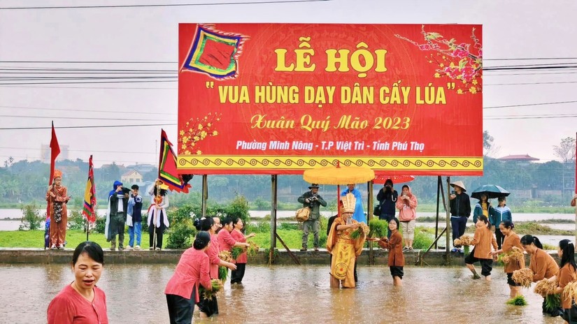 Lễ hội Vua H&ugrave;ng dạy d&acirc;n cấy l&uacute;a. Ảnh: Du lịch Ph&uacute; Thọ.