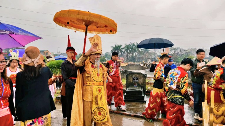 &Ocirc;ng n&ocirc;ng d&acirc;n 70 tuổi h&oacute;a th&acirc;n Vua H&ugrave;ng trong Lễ hội. Ảnh: Du lịch Ph&uacute; Thọ.