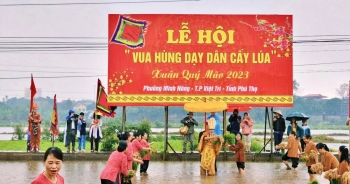 Phú Thọ: Háo hức xem 'Vua Hùng' dạy dân cấy lúa