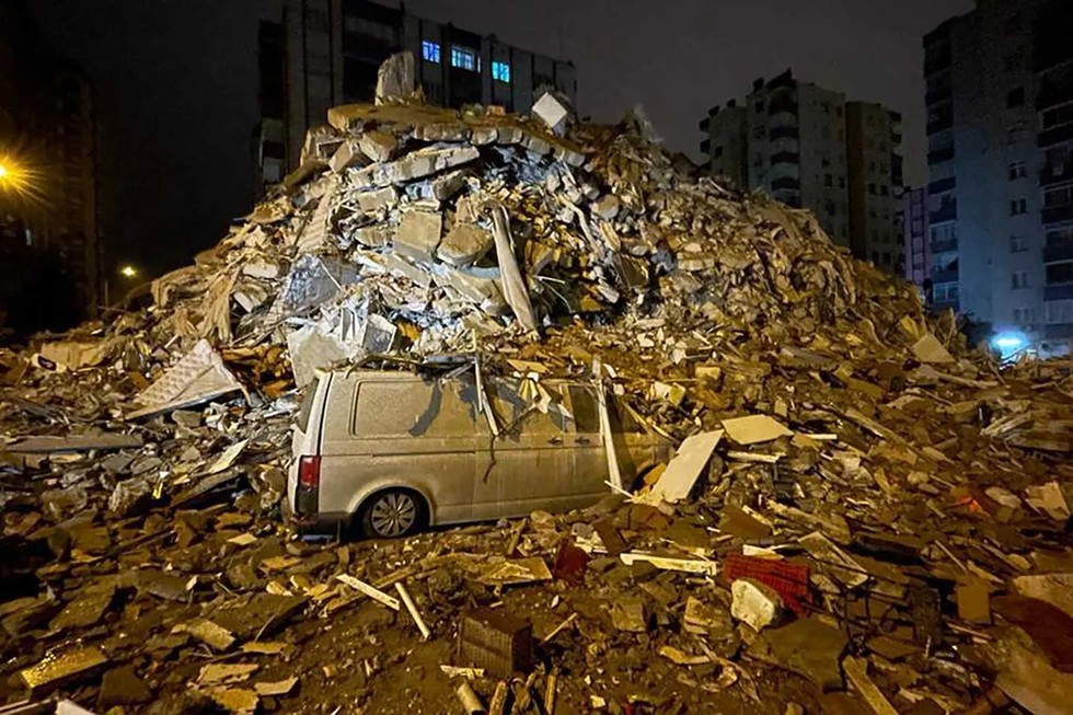 Phương tiện giao th&ocirc;ng bị v&ugrave;i dưới đống đổ n&aacute;t tại Adana, miền nam Thổ Nhĩ Kỳ. Ảnh: Getty Images