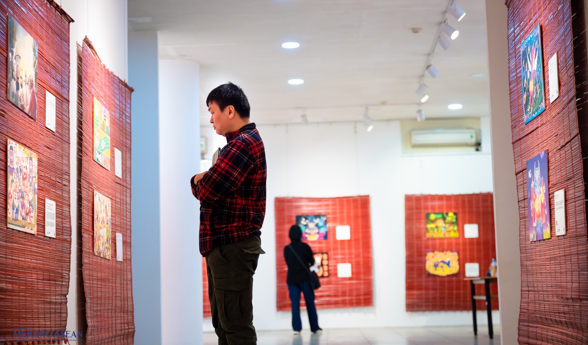 Xuất ph&aacute;t từ những t&igrave;nh huống hết sức b&igrave;nh dị trong cuộc sống những t&aacute;c phẩm về rất nhiều sắc th&aacute;i kh&aacute;c nhau với m&agrave;u sắc rực rỡ cho một năm Qu&yacute; M&atilde;o tr&agrave;n ngập năng lượng t&iacute;ch cực cho nhiều du kh&aacute;ch.