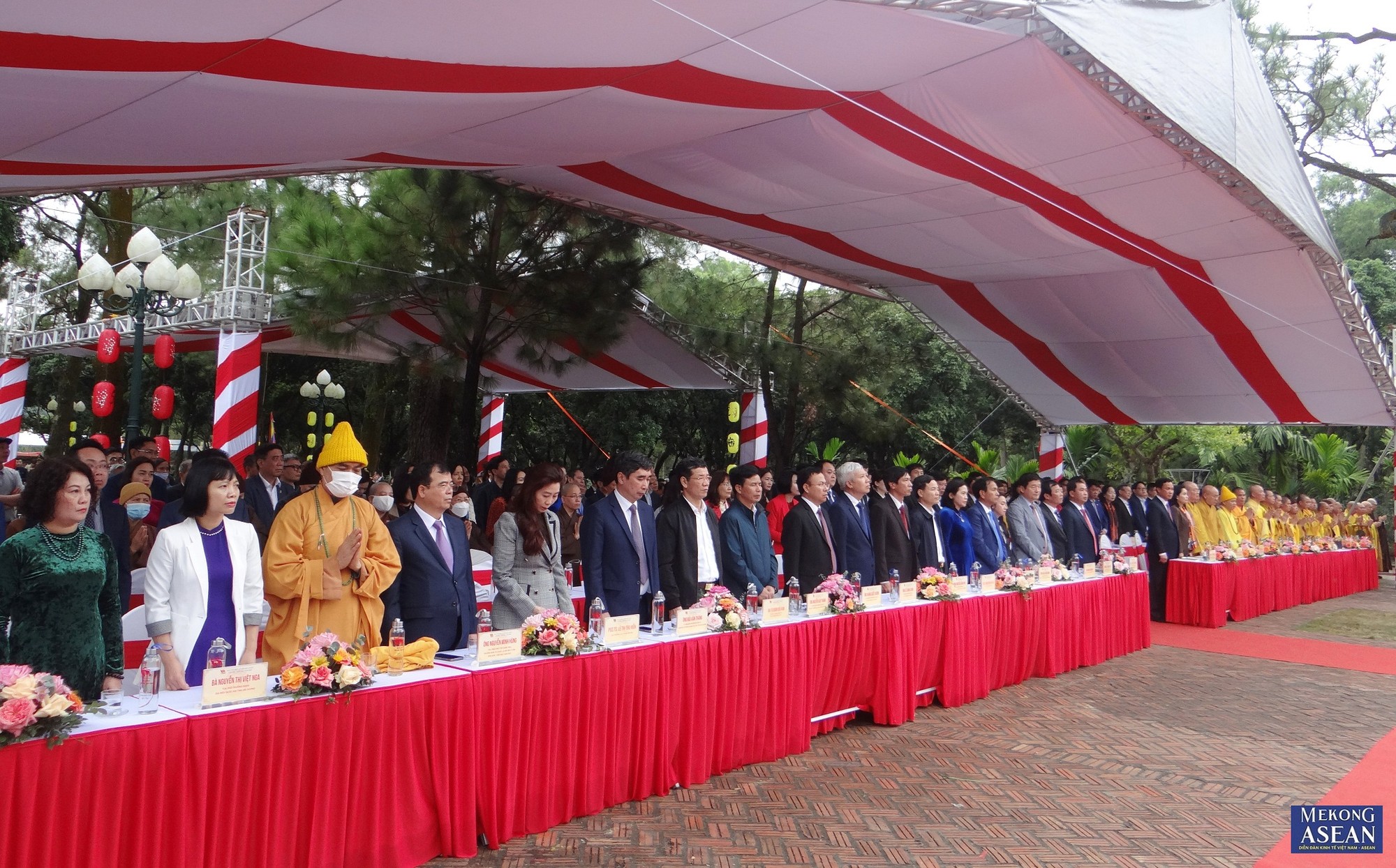 C&aacute;c đại biểu, nh&acirc;n d&acirc;n v&agrave; du kh&aacute;ch dự Lễ khai hội m&ugrave;a xu&acirc;n C&ocirc;n Sơn - Kiếp Bạc năm 2023, Lễ tưởng niệm 689 năm ng&agrave;y vi&ecirc;n tịch của Đệ Tam tổ Tr&uacute;c L&acirc;m Huyền Quang t&ocirc;n giả.