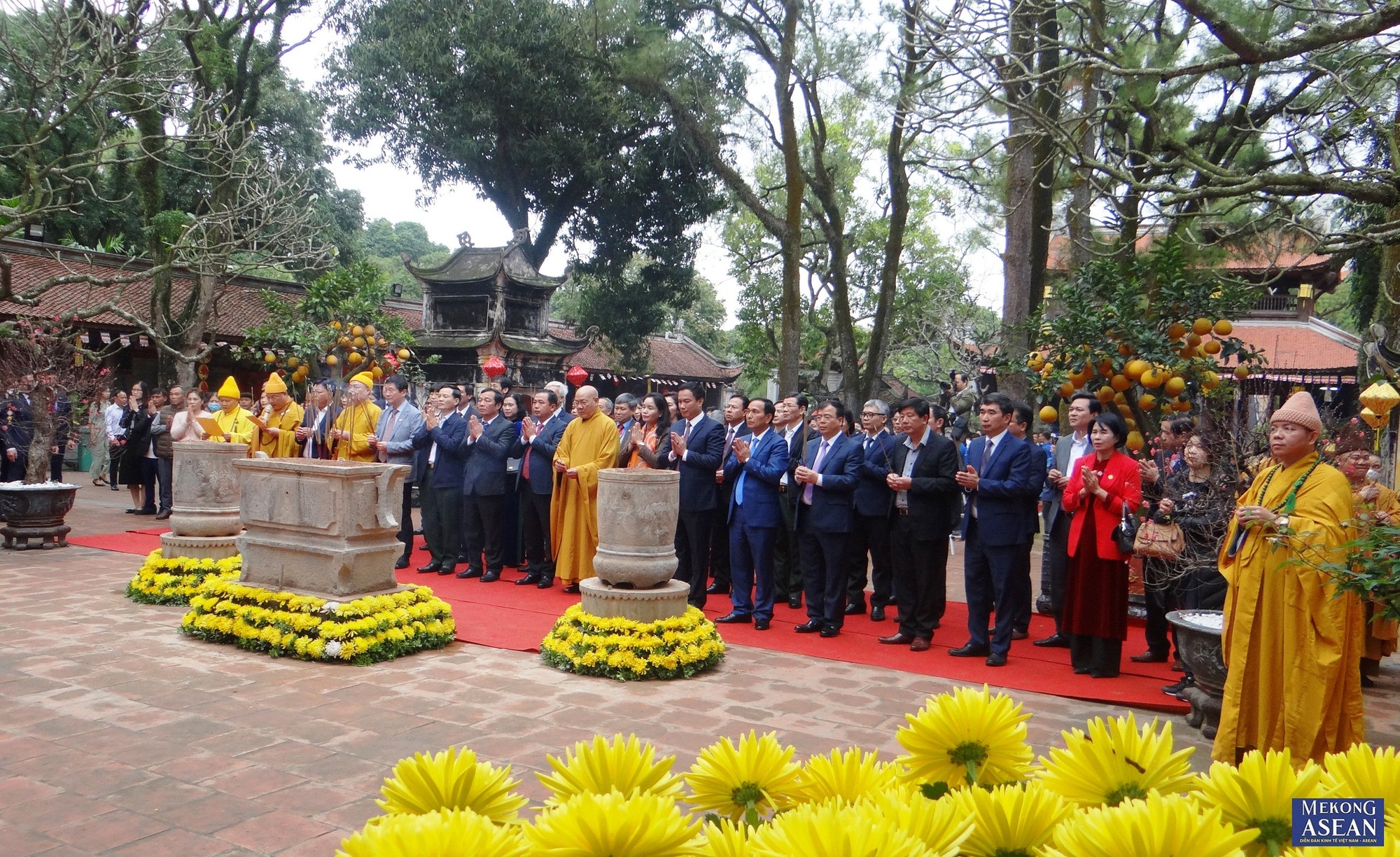 C&aacute;c đại biểu d&acirc;ng hương tưởng niệm 689 năm ng&agrave;y vi&ecirc;n tịch của Đệ Tam tổ Tr&uacute;c L&acirc;m Huyền Quang t&ocirc;n giả.