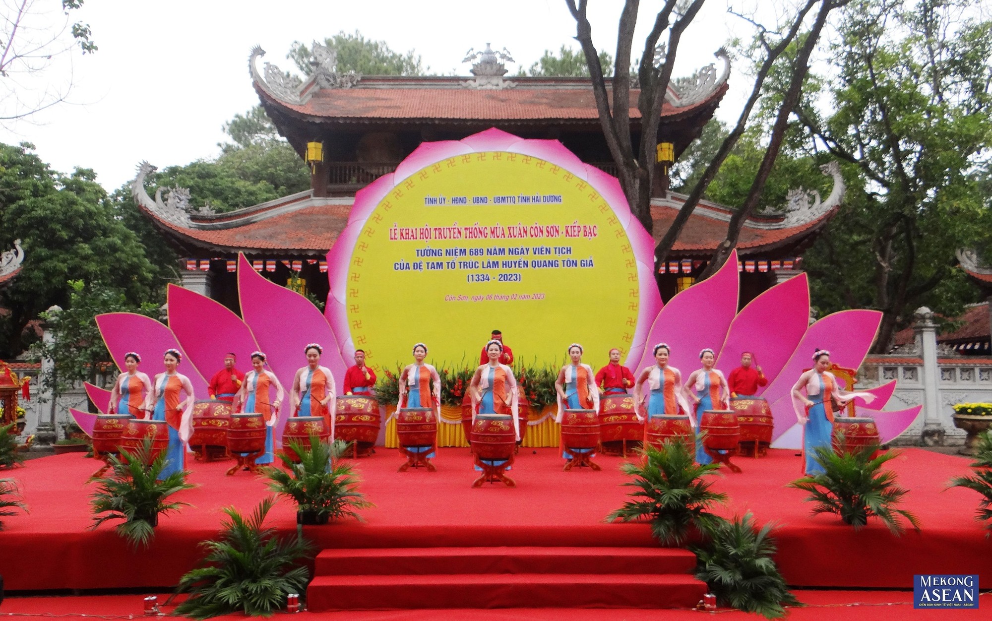 M&agrave;n trống hội của c&aacute;c nghệ sĩ, diễn vi&ecirc;n Nh&agrave; h&aacute;t Ch&egrave;o tỉnh Hải Dương.