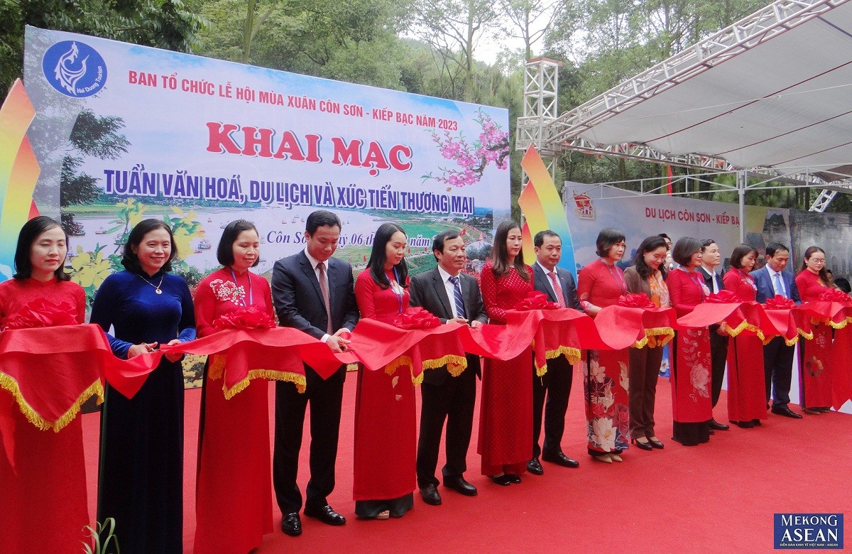 L&atilde;nh đạo tỉnh Hải Dương cắt băng khai mạc Tuần Văn h&oacute;a, Du lịch v&agrave; X&uacute;c tiến thương mại.