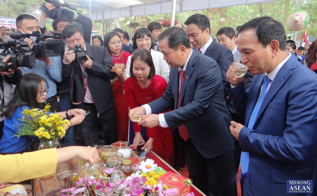 C&aacute;c đại biểu tham quan, trải nghiệm c&aacute;c sản phẩm tại sự kiện.