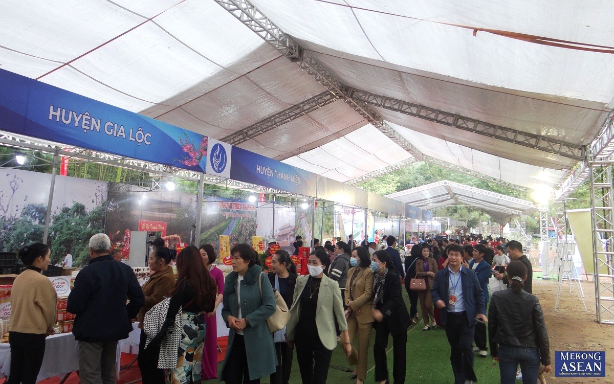 Đ&ocirc;ng đảo nh&acirc;n d&acirc;n v&agrave; du kh&aacute;ch đến tham quan, thưởng thức c&aacute;c sản phẩm.