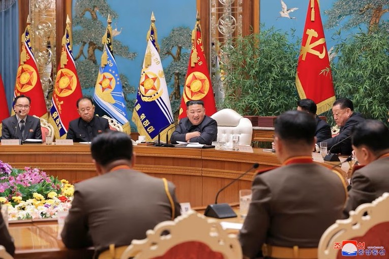 Nh&agrave; l&atilde;nh đạo Triều Ti&ecirc;n Kim Jong-un trong cuộc họp ng&agrave;y 6/2 tại B&igrave;nh Nhưỡng. Ảnh: KCNA