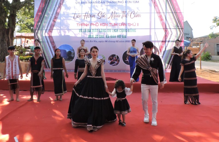 M&agrave;n tr&igrave;nh diễn c&aacute;c trang phục thổ cẩm từ truyền thống tới hiện đại tại Li&ecirc;n hoan.