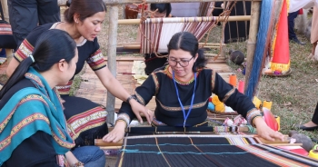 Đặc sắc văn hóa truyền thống tại Liên hoan sắc màu thổ cẩm Kon Tum