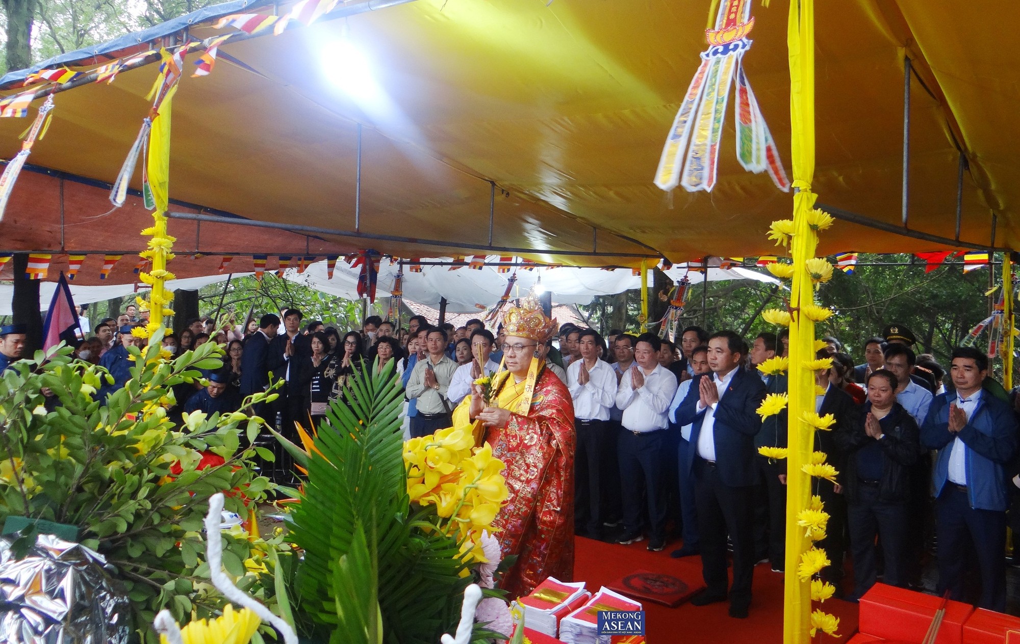 Tại Trung Nhạc miếu, c&aacute;c nh&agrave; sư c&ugrave;ng đại biểu v&agrave; nh&acirc;n d&acirc;n l&agrave;m lễ d&acirc;ng hương, tế trời đất cầu quốc th&aacute;i d&acirc;n an.