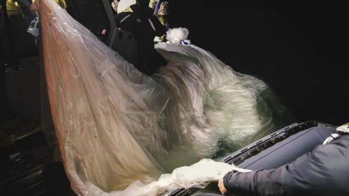 Mỹ c&ocirc;ng bố h&igrave;nh ảnh trục vớt khinh kh&iacute; cầu Trung Quốc tr&ecirc;n biển ảnh 2