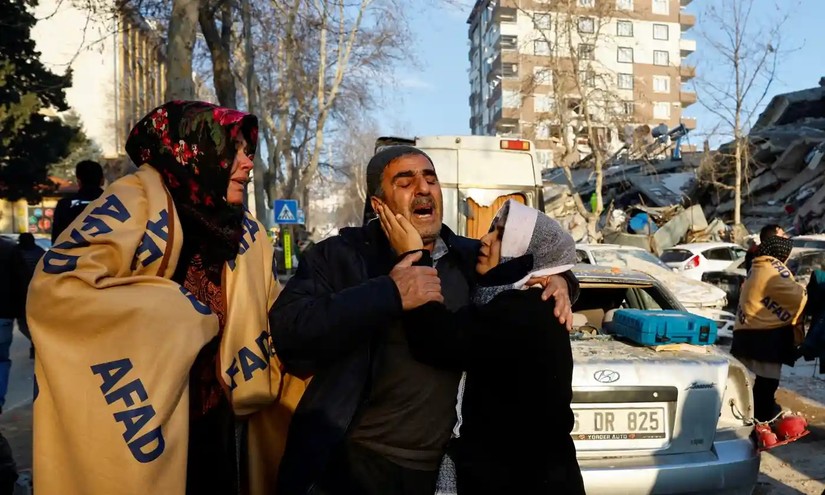 Người d&acirc;n tuyệt vọng chờ đợi người th&acirc;n bị mắc kẹt dưới đống đổ n&aacute;t sau trận động đất chết người ở Kahramanmaraş, Thổ Nhĩ Kỳ. Ảnh: Reuters