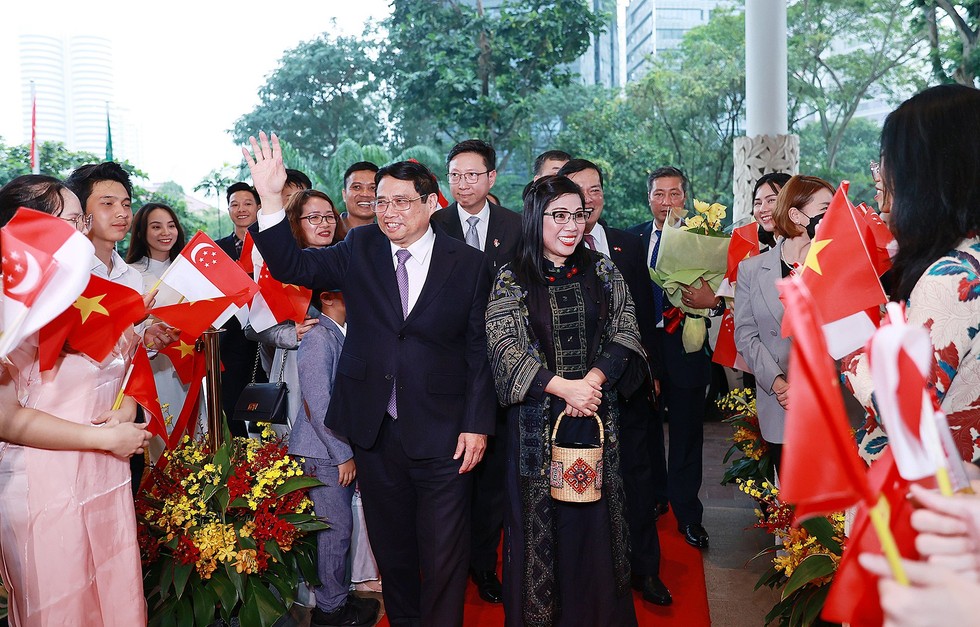 Cộng đồng người Việt Nam tại Singapore ch&agrave;o đ&oacute;n Thủ tướng v&agrave; Phu nh&acirc;n c&ugrave;ng Đo&agrave;n đại biểu cấp cao Việt Nam. Ảnh: VGP