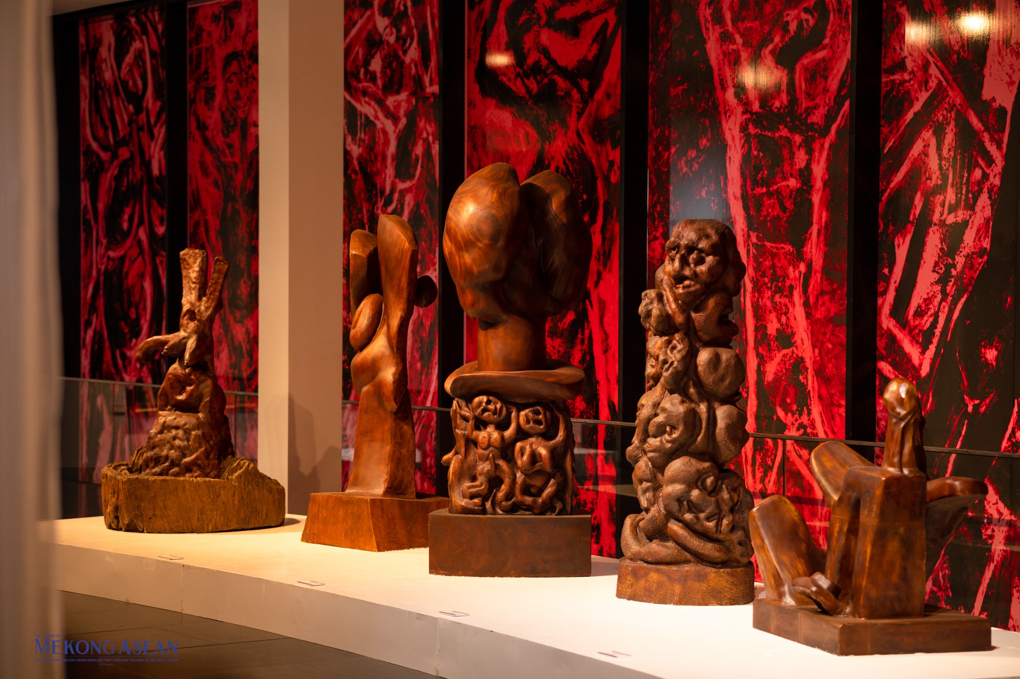 Những n&eacute;t chạm mềm mại, uyển chuyển khắc họa những khu&ocirc;n mặt người hỷ - nộ - &aacute;i - ố, dẫn dắt người thưởng thức đến với bao trăn trở m&agrave; nghệ sỹ gieo v&agrave;o t&aacute;c phẩm của m&igrave;nh.