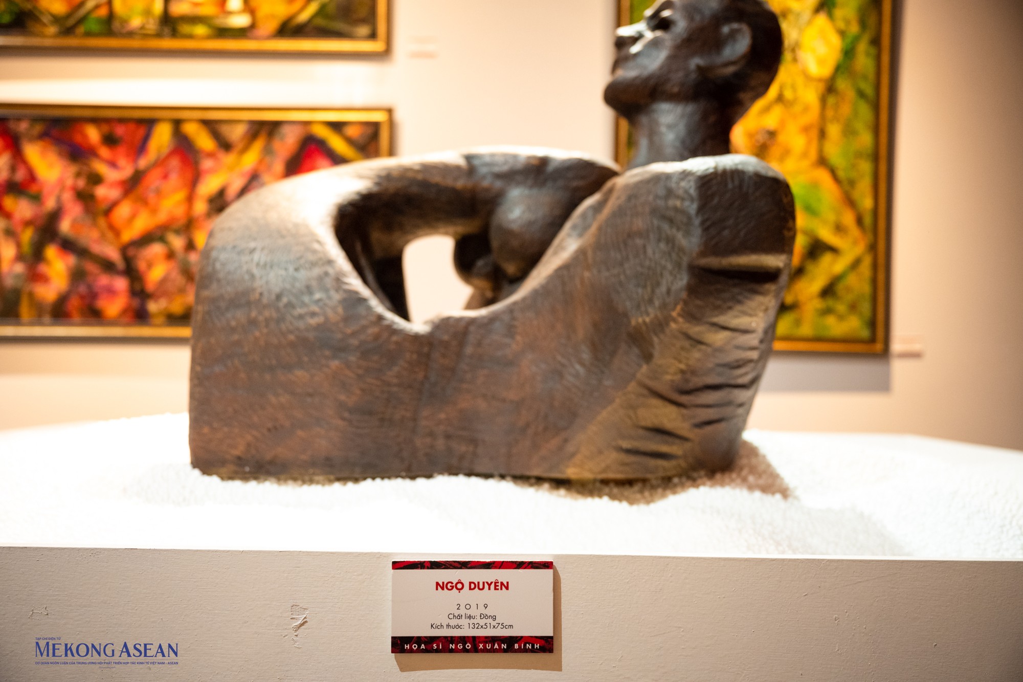 C&aacute;c t&aacute;c phẩm từ nhiều chất liệu kh&aacute;c nhau với t&ecirc;n gọi &amp;amp;amp;quot;Thi&ecirc;n mệnh&amp;amp;amp;quot;, &amp;amp;amp;quot;Thi&ecirc;n giới&amp;amp;amp;quot;, &amp;amp;amp;quot;Nghĩa sinh&amp;amp;amp;quot;, &amp;amp;amp;quot;Th&ocirc;ng giao&amp;amp;amp;quot;, &amp;amp;amp;quot;Hồng hoang&amp;amp;amp;quot;, &amp;amp;amp;quot;Ngộ duy&ecirc;n&amp;amp;amp;quot;... mang đến cho người y&ecirc;u nghệ thuật những c&aacute;i nh&igrave;n mới về hội họa đi&ecirc;u khắc.