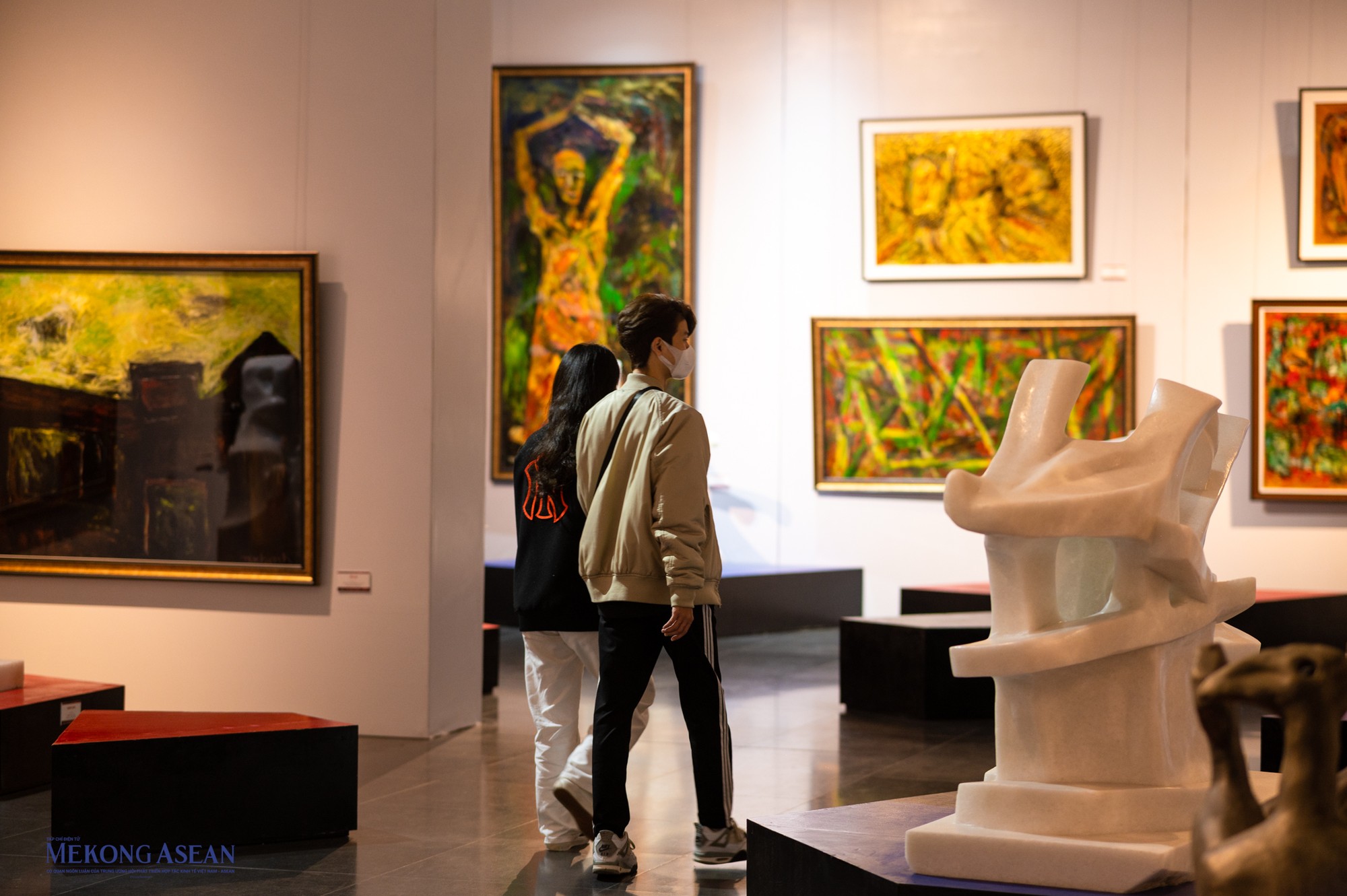 C&ugrave;ng với triển l&atilde;m &amp;amp;amp;quot;Ego - Người&amp;amp;amp;quot;, triển l&atilde;m &amp;amp;amp;quot;Th&ocirc;ng linh&amp;amp;amp;quot; l&agrave; hai triển l&atilde;m c&aacute; nh&acirc;n c&oacute; quy m&ocirc; lớn nổi bật tại H&agrave; Nội. Triển l&atilde;m tại Bảo t&agrave;ng H&agrave; Nội lần n&agrave;y k&eacute;o d&agrave;i đến hết th&aacute;ng 3/2023.