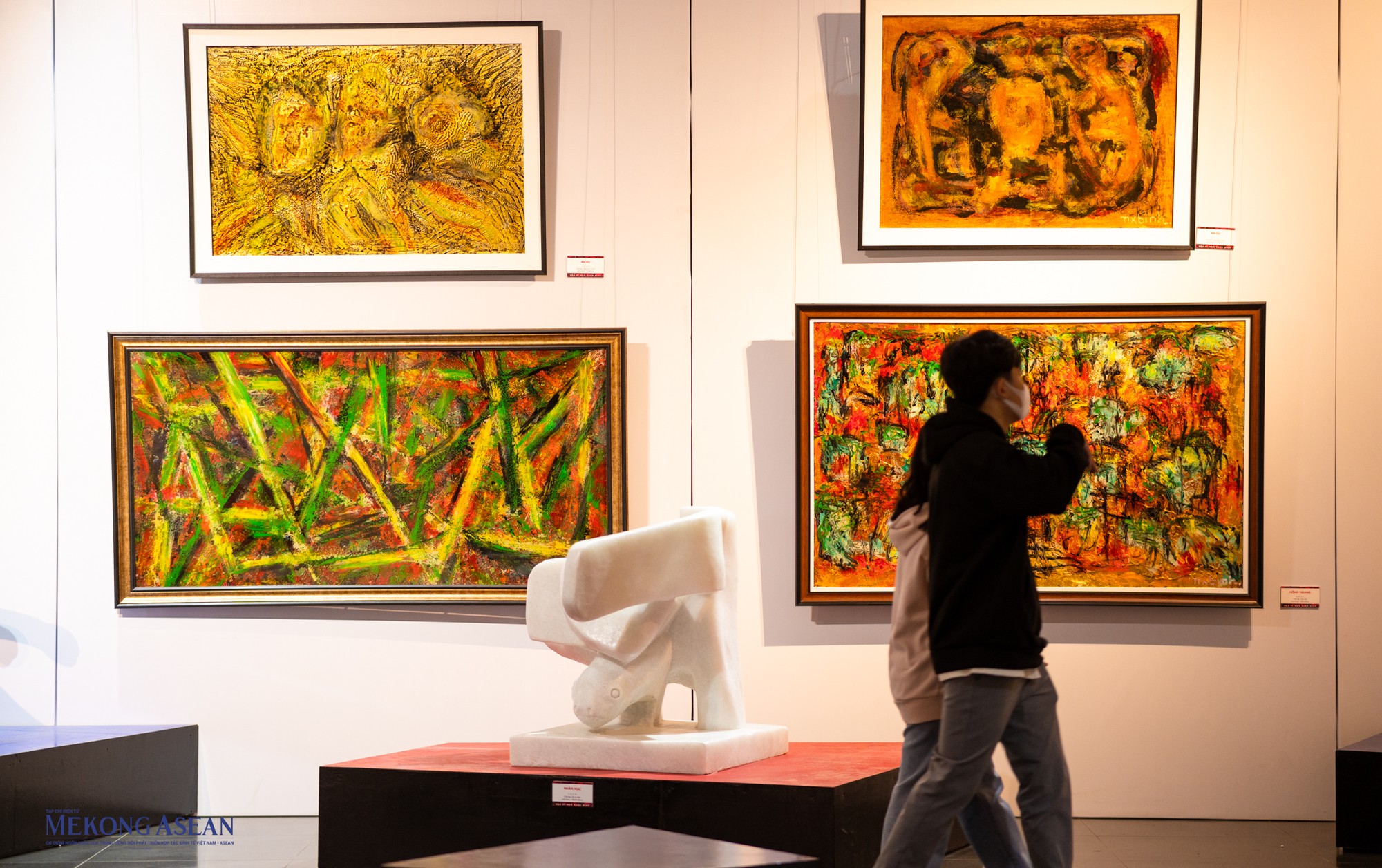 Những t&aacute;c phẩm hội hoạ trừu tượng được trưng b&agrave;y kết hợp tại kh&ocirc;ng gian triển l&atilde;m.