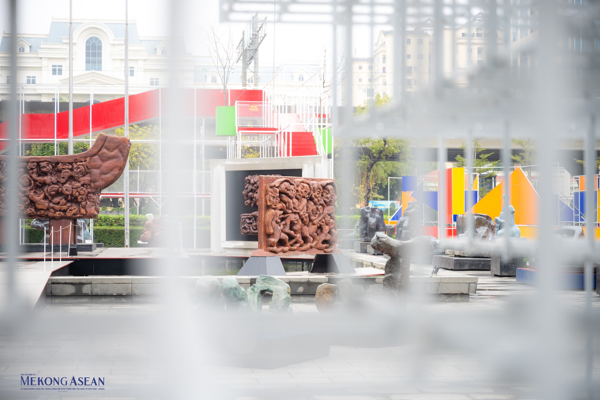 Tại triển l&atilde;m, c&ocirc;ng ch&uacute;ng c&oacute; dịp thưởng ngoạn 50 t&aacute;c phẩm tượng được l&agrave;m từ nhiều chất liệu kh&aacute;c nhau như đ&aacute; tự nhi&ecirc;n, gỗ, đồng với đa dạng k&iacute;ch cỡ v&agrave; m&agrave;u sắc. Đặc biệt, c&oacute; những t&aacute;c phẩm đi&ecirc;u khắc đ&aacute; tự nhi&ecirc;n nguy&ecirc;n khối nặng hơn 20 tấn.