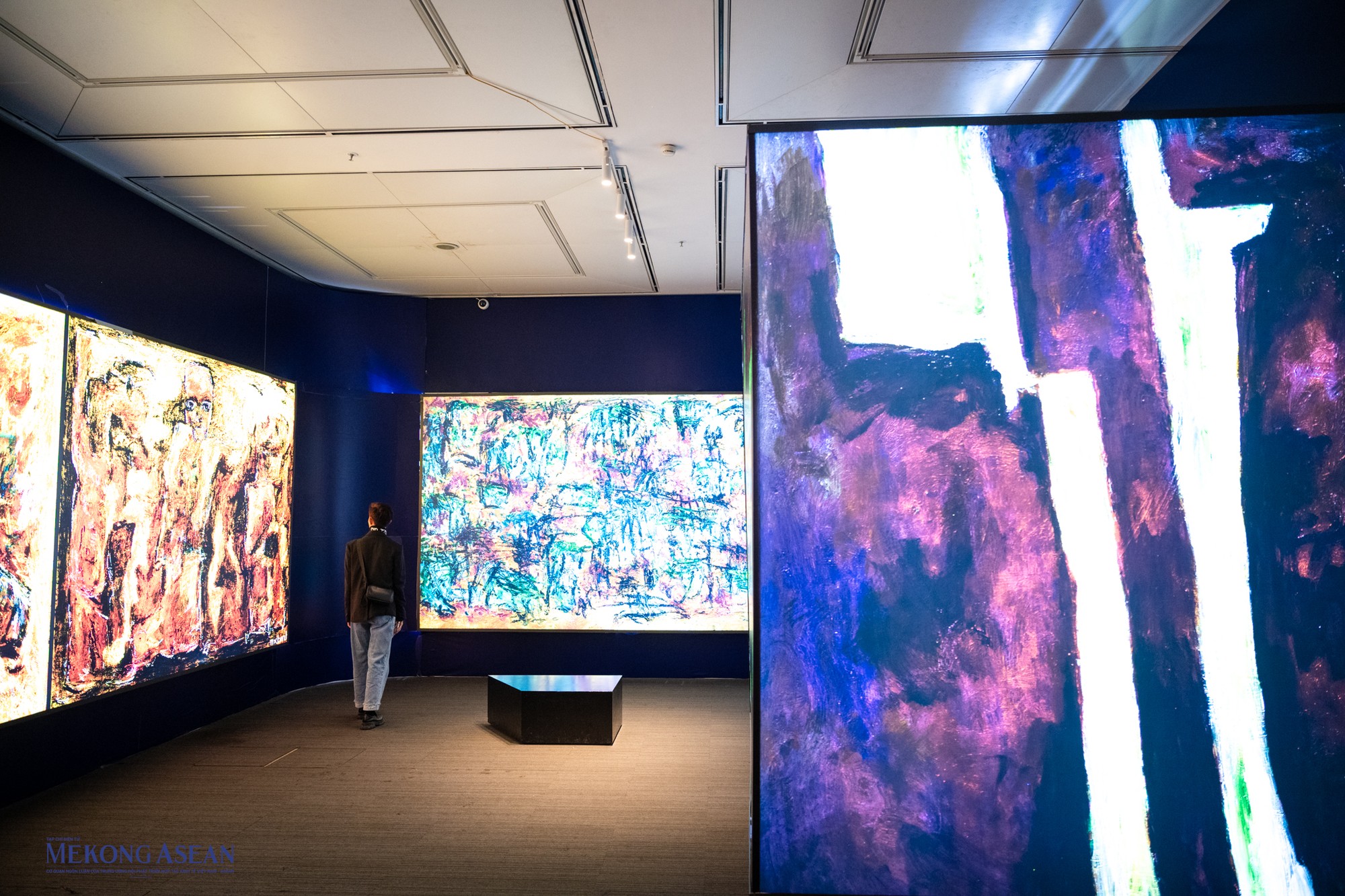 Kh&ocirc;ng gian triển l&atilde;m trưng b&agrave;y đa chiều kết hợp m&agrave;u sắc, &aacute;nh s&aacute;ng, &acirc;m thanh v&agrave; kh&ocirc;ng gian sắp đặt thu h&uacute;t kh&aacute;ch tham quan.