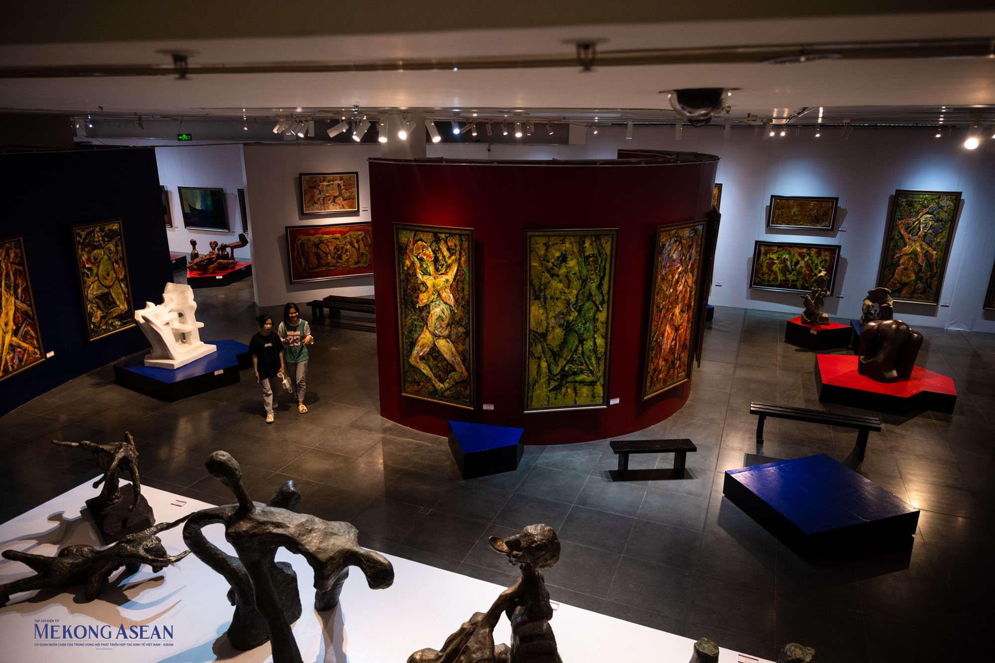 Chia sẻ về triển l&atilde;m, Họa sĩ Ng&ocirc; Xu&acirc;n B&iacute;nh cho biết, Th&ocirc;ng linh sẽ l&agrave; c&acirc;u chuyện về đ&ocirc; thị, l&agrave; nơi con người th&ocirc;ng linh với đất trời, nơi những gi&aacute; trị nguy&ecirc;n sơ nếu kh&ocirc;ng g&igrave;n giữ sẽ bị mai một, mất dần theo năm th&aacute;ng. Con người cần t&igrave;m về với nguồn gốc, bản ng&atilde;, nơi chứa đựng những điều đơn sơ, nguồn cội để lao động, s&aacute;ng tạo v&agrave; cống hiến v&igrave; cộng đồng, tương lai vươn tới.