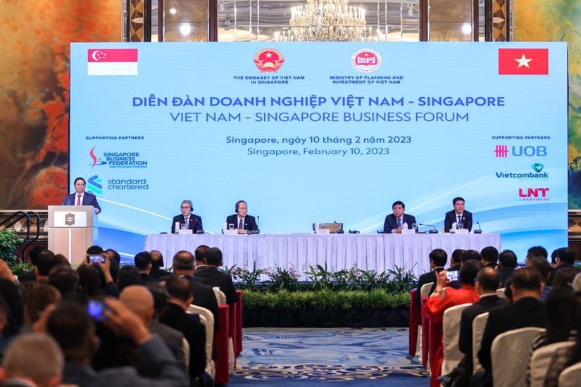 Thủ tướng Phạm Minh Ch&iacute;nh dự Diễn đ&agrave;n Doanh nghiệp Việt Nam - Singapore. Ảnh: VGP