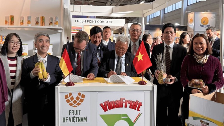 K&yacute; kết bi&ecirc;n bản ghi nhớ giữa hiệp hội Vinafruit v&agrave; c&ocirc;ng ty Skaro, đại diện Hiệp hội doanh nghiệp vừa v&agrave; nhỏ Li&ecirc;n bang Đức (BVMW). Ảnh: Thương vụ Việt Nam tại Đức