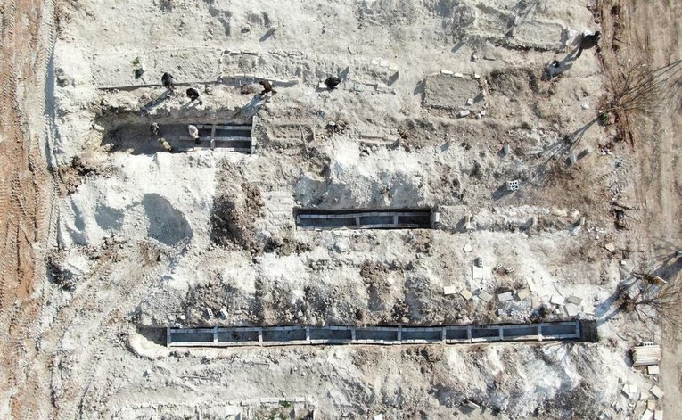 H&igrave;nh ảnh ng&ocirc;i mộ tập thể cho c&aacute;c nạn nh&acirc;n động đất tại Syria. Ảnh: Reuters