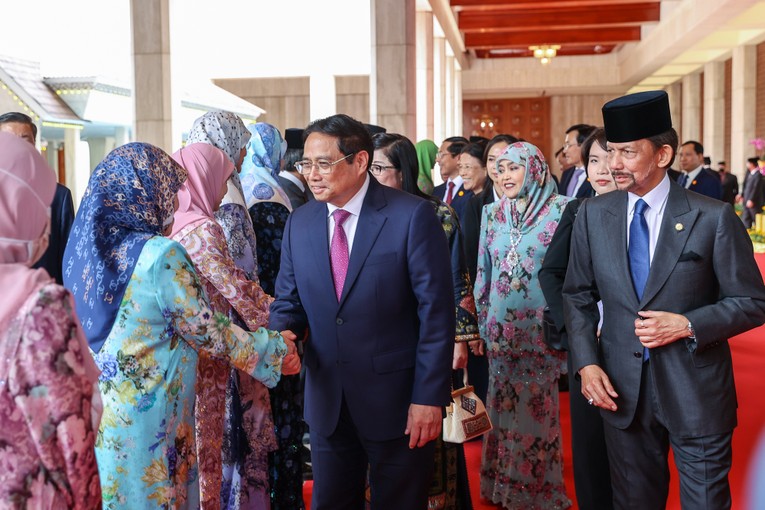 C&aacute;c th&agrave;nh vi&ecirc;n Ho&agrave;ng gia Brunei ch&agrave;o đ&oacute;n Thủ tướng Phạm Minh Ch&iacute;nh v&agrave; Phu nh&acirc;n. Ảnh: VGP