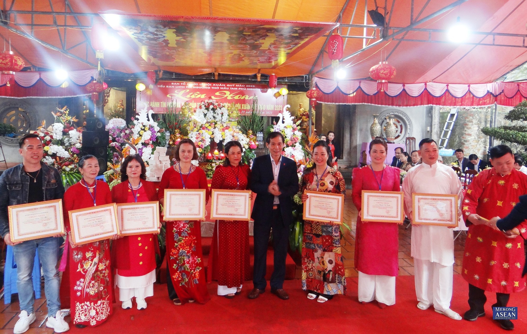 Ph&oacute; B&iacute; thư Thị ủy, Chủ tịch UBND thị x&atilde; Kinh M&ocirc;n Trương Đức San trao giấy chứng nhận cho c&aacute;c nghệ nh&acirc;n đồng thầy tham gia li&ecirc;n hoan.