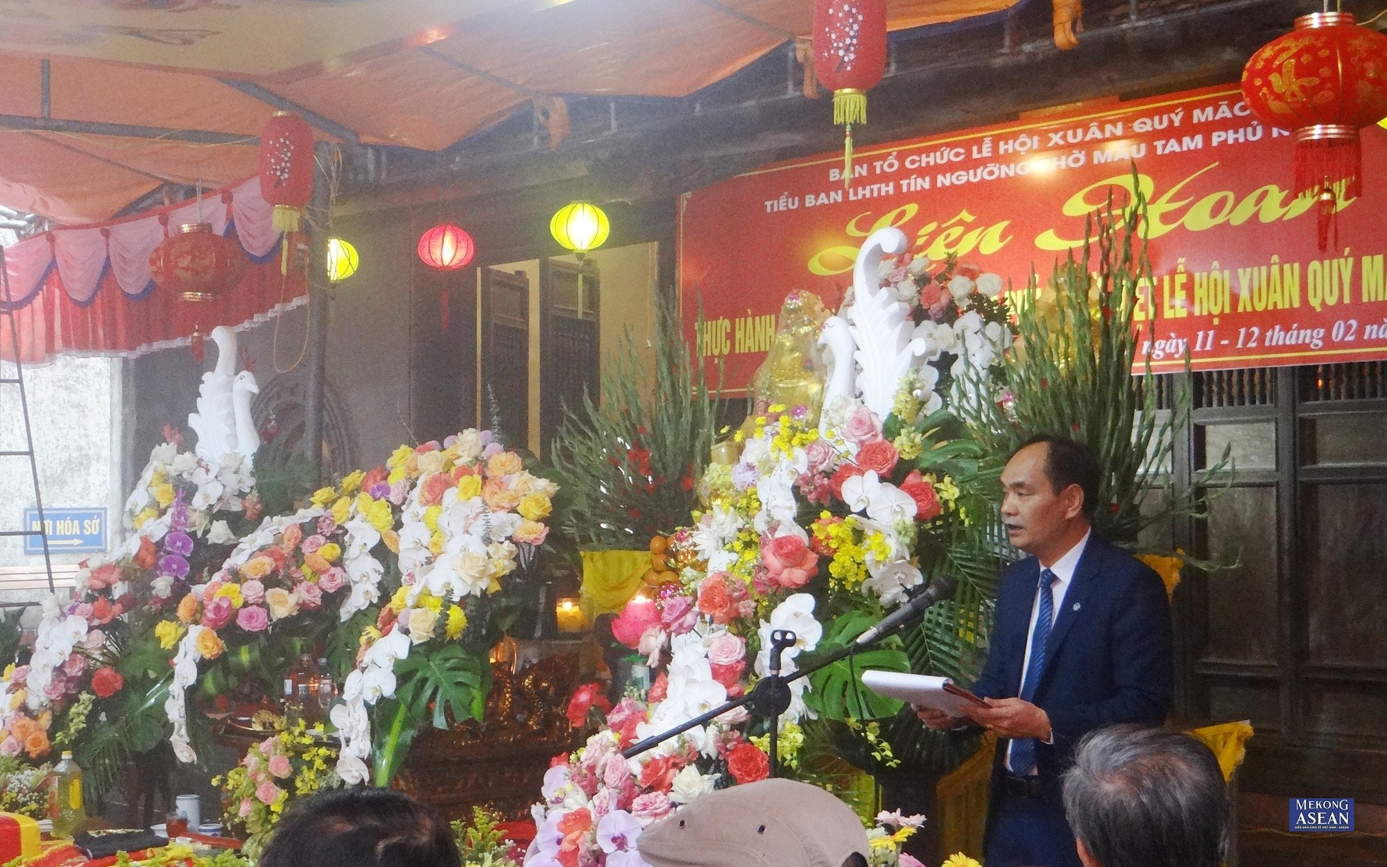 &Ocirc;ng Nguyễn Văn Thư, Trưởng Ban Quản l&yacute; di t&iacute;ch thị x&atilde; Kinh M&ocirc;n ph&aacute;t biểu tại buổi khai mạc li&ecirc;n hoan.