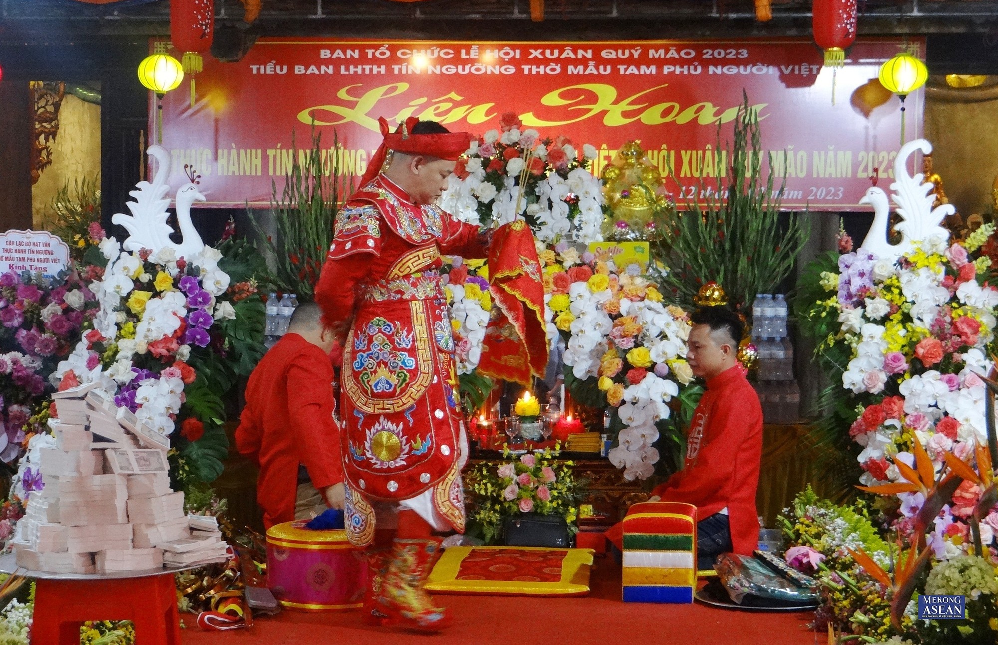 Nghệ nh&acirc;n đồng thầy thực h&agrave;nh gi&aacute; hầu.