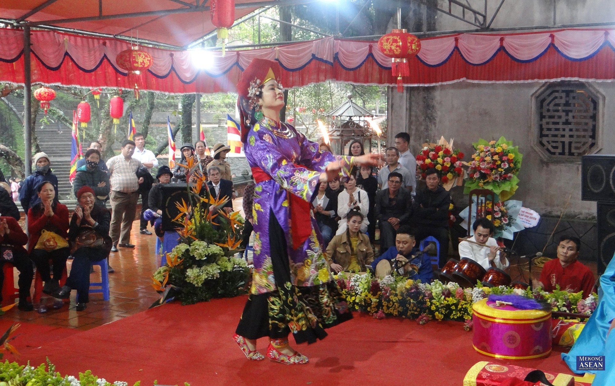 Mỗi nghệ nh&acirc;n đồng thầy thực hiện 3 gi&aacute; hầu.